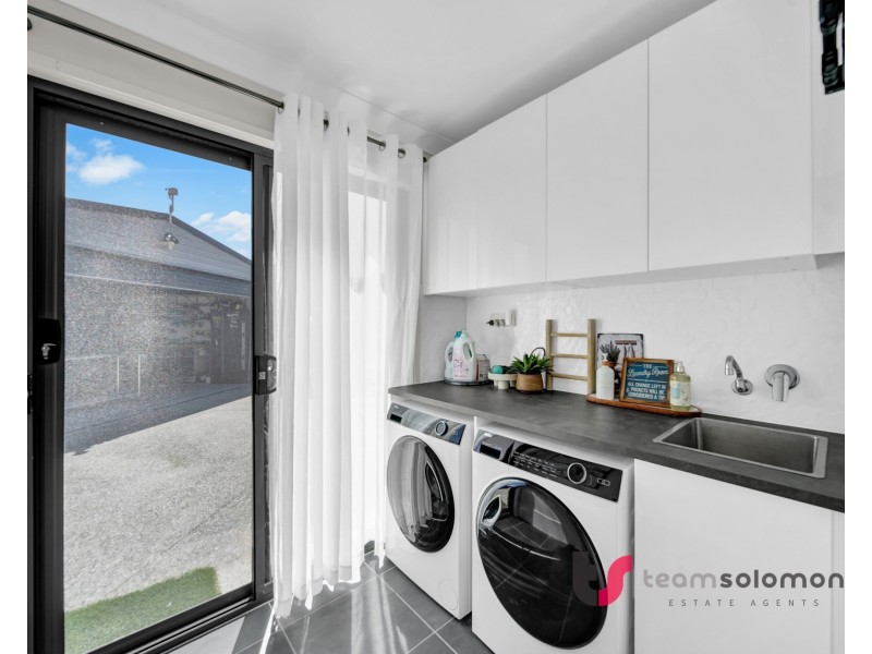 4 Brookside Close, Redland Bay QLD 4165