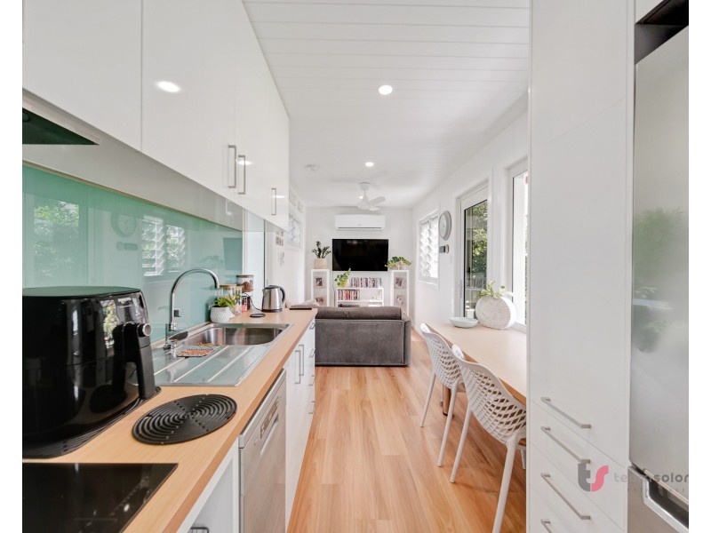 16 Merindah Street, Coochiemudlo Island QLD 4184