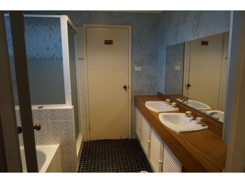 2 Kalimna Street, Moorebank NSW 2170