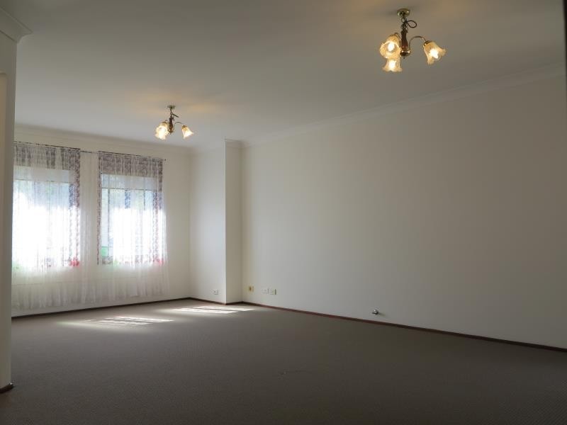 8 Clarendon Court, Wattle Grove NSW 2173