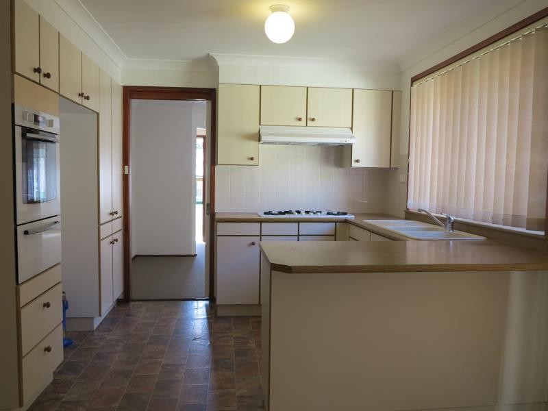 8 Clarendon Court, Wattle Grove NSW 2173