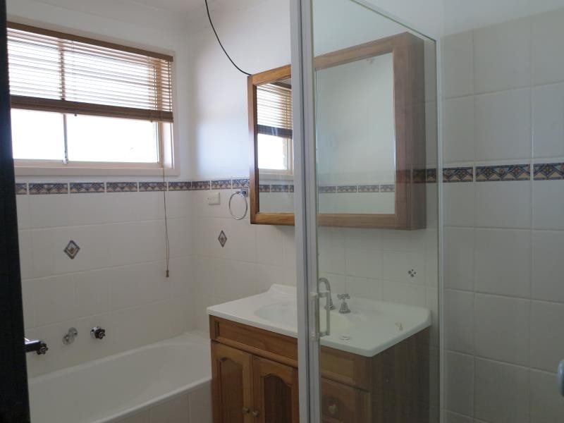 16 Hanna Ave, Lurnea NSW 2170