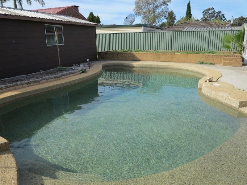 16 Hanna Ave, Lurnea NSW 2170