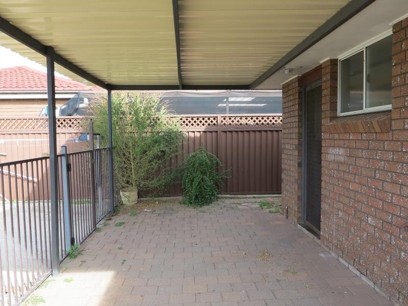 16 Hanna Ave, Lurnea NSW 2170