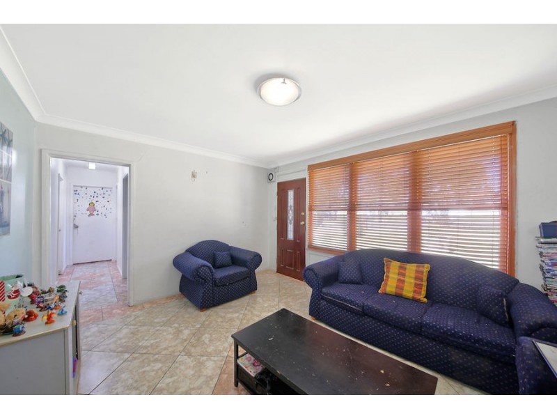 6 Leo Ave, Lurnea NSW 2170