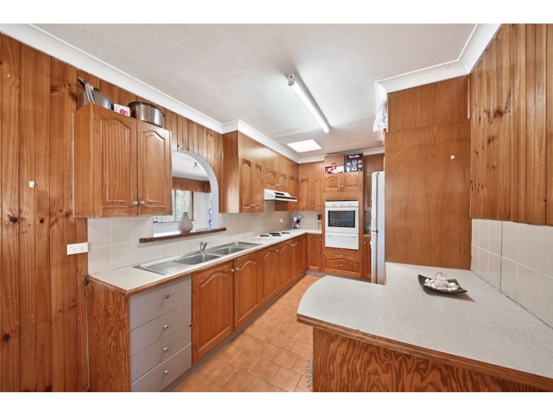 6 Leo Ave, Lurnea NSW 2170