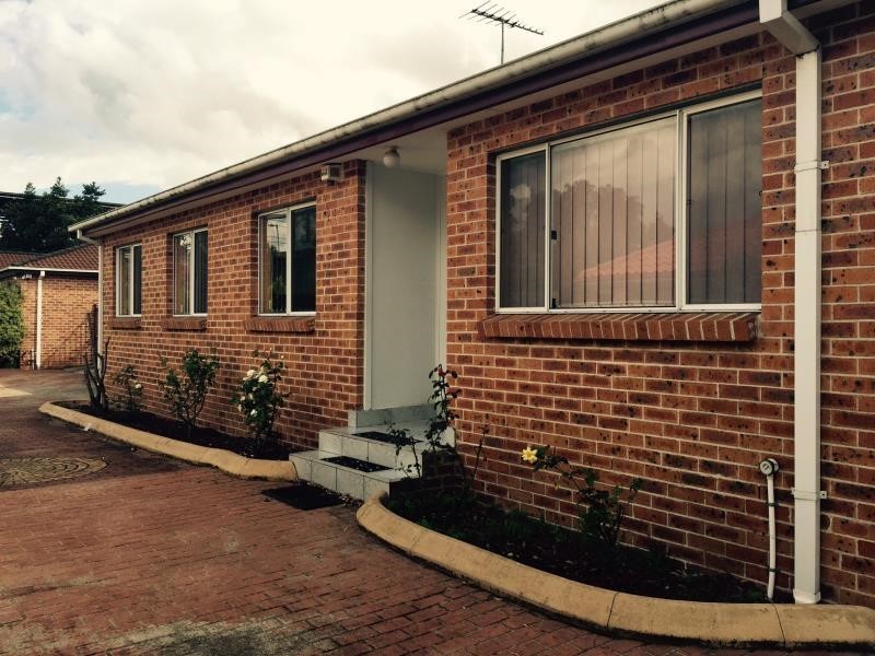 2/13 Broe Avenue, East Hills NSW 2213