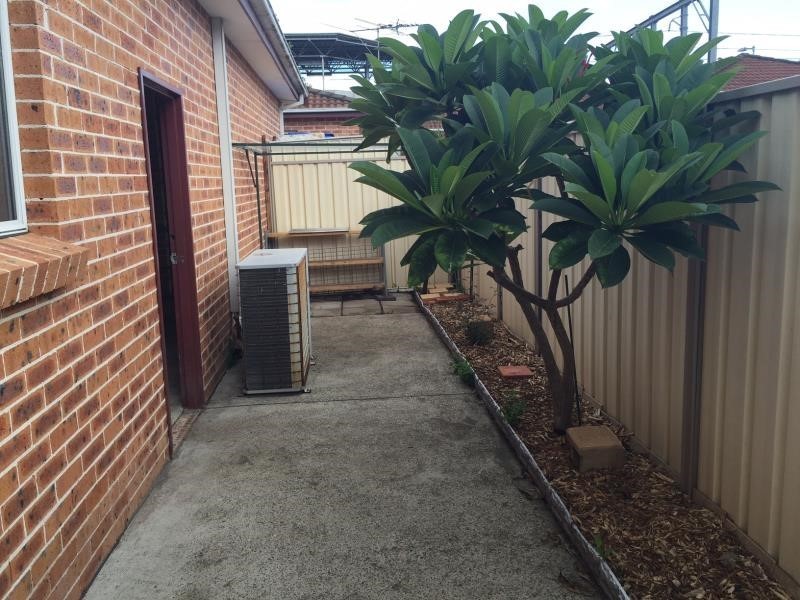 2/13 Broe Avenue, East Hills NSW 2213