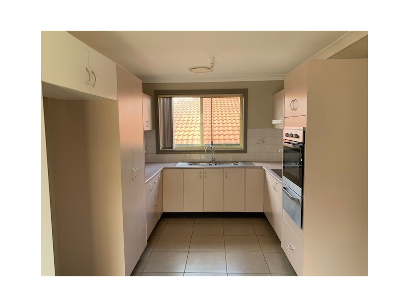 39B Lindeman Cres, Green Valley NSW 2168