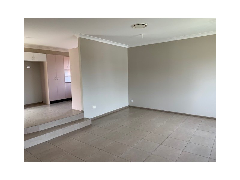 39B Lindeman Cres, Green Valley NSW 2168