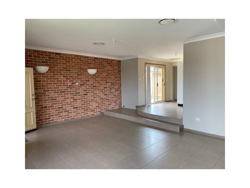 39B Lindeman Cres, Green Valley NSW 2168