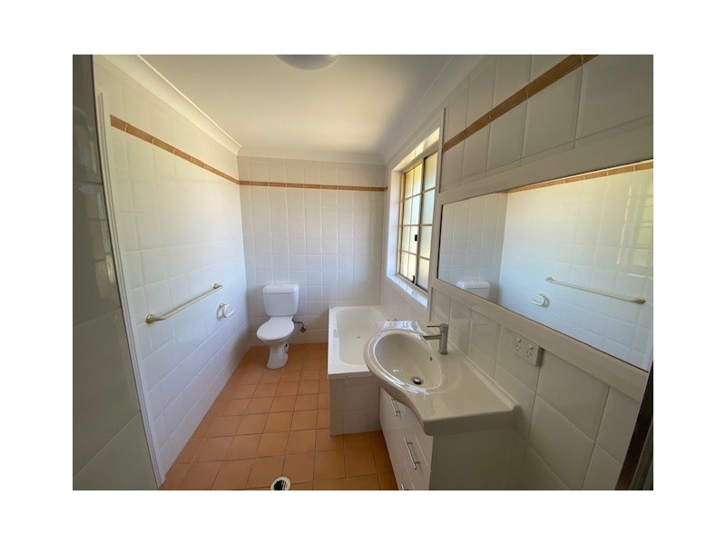 2/1 Lions Avenue, Lurnea NSW 2170