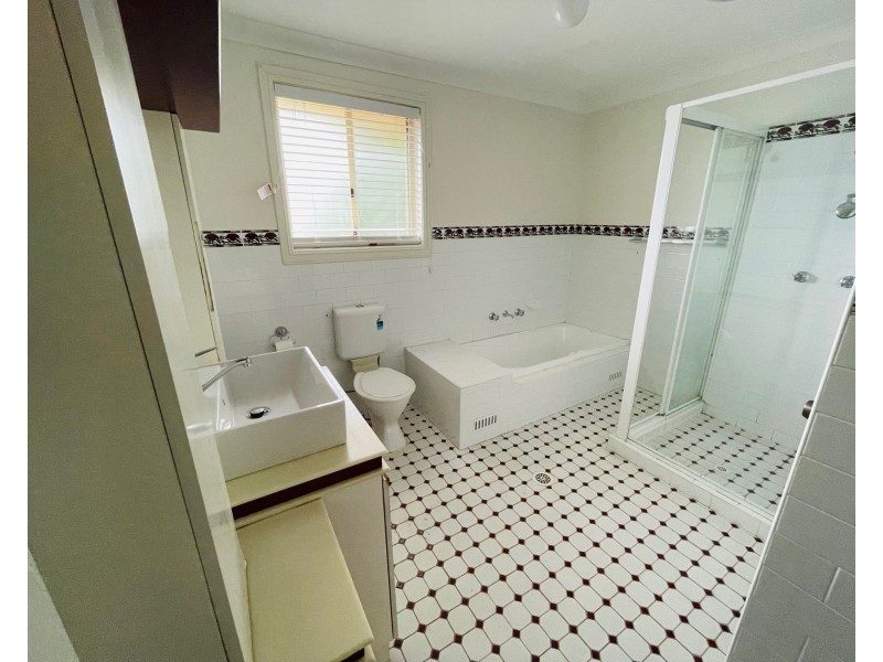 20 Harpur Pl, Casula NSW 2170