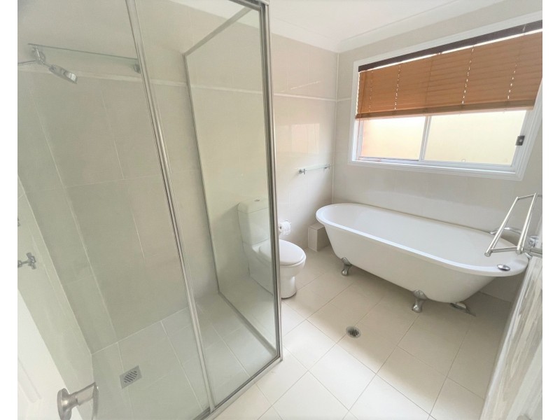 10 Bundanoon Rd, Prestons NSW 2170