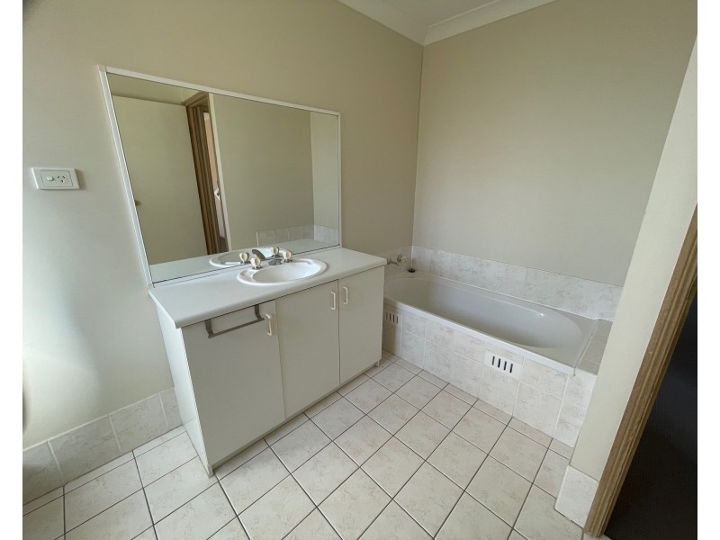 50 Michelago Cct, Prestons NSW 2170