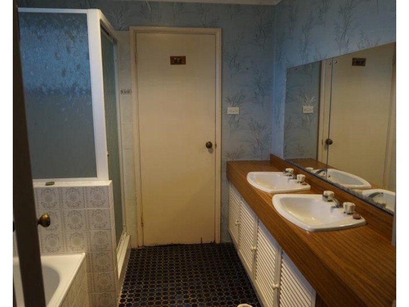 2 Kalimna St, Moorebank NSW 2170