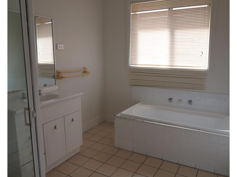 21A Solander Ave, West Hoxton NSW 2171