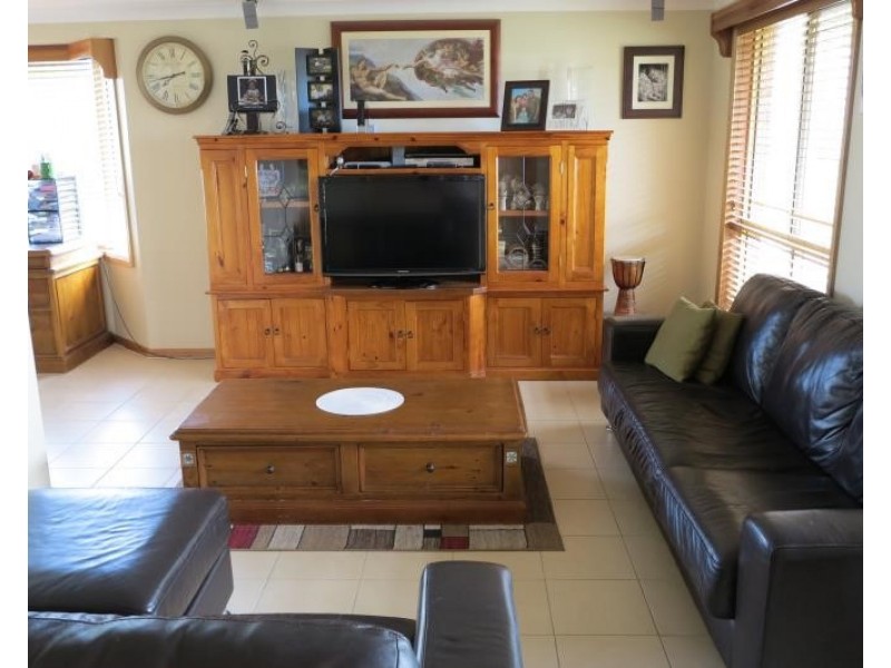 8 Marin Pl, Prestons NSW 2170