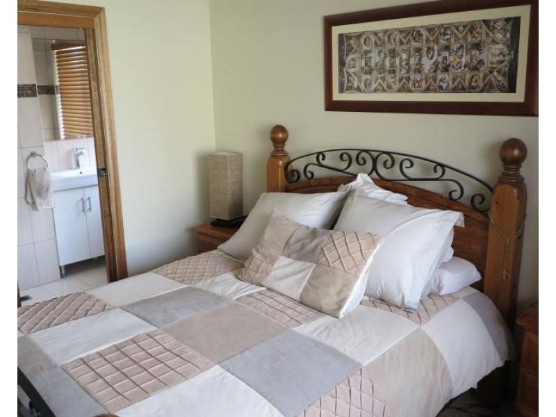 8 Marin Pl, Prestons NSW 2170