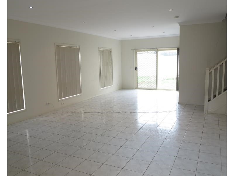 18 Blackburn Ave, West Hoxton NSW 2171