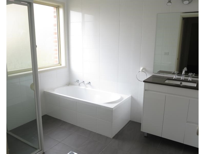 18 Blackburn Ave, West Hoxton NSW 2171