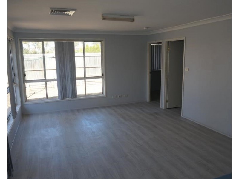 8 Tuross Cl, Prestons NSW 2170