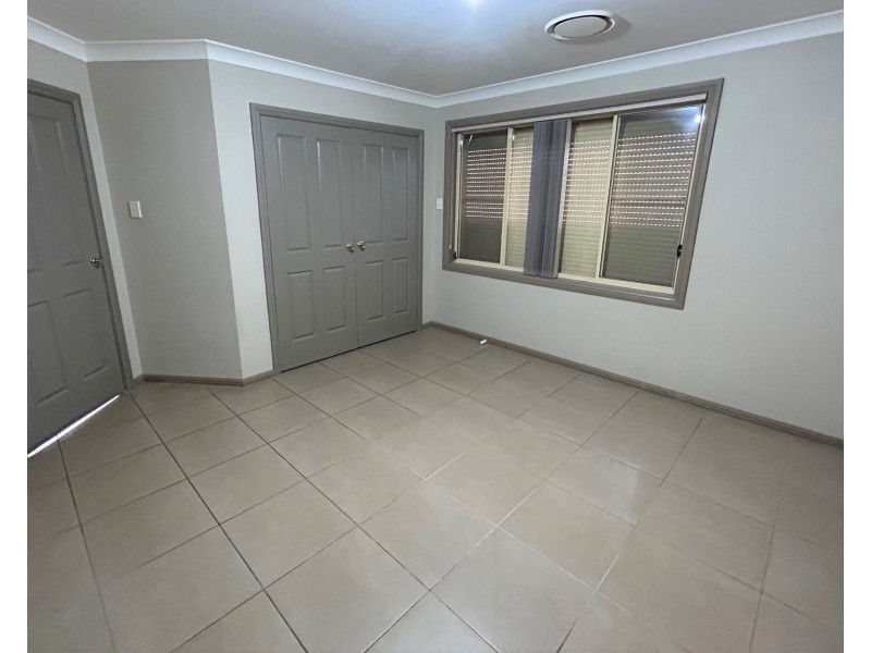 39B Lindeman Cres, Green Valley NSW 2168