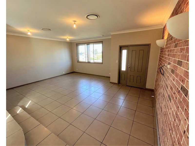 39B Lindeman Cres, Green Valley NSW 2168