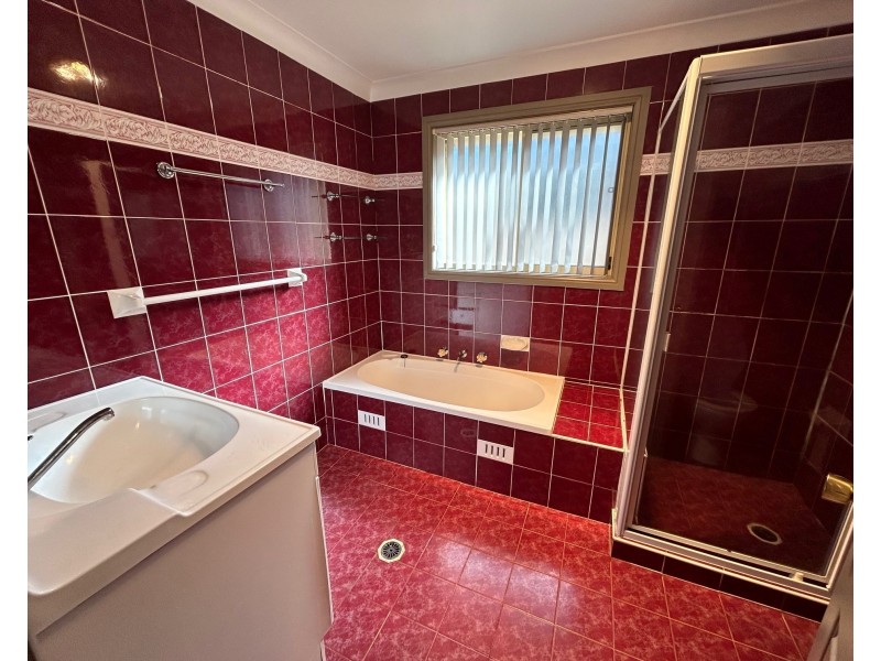 39B Lindeman Cres, Green Valley NSW 2168