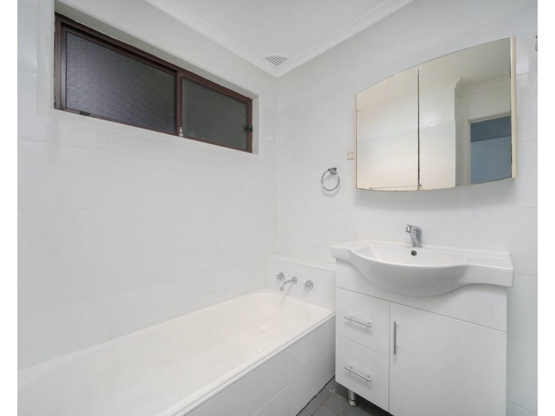 1/166 Oxford Rd, Ingleburn NSW 2565