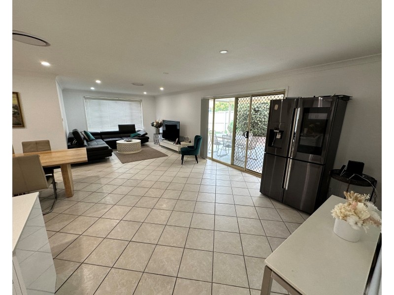 77 Kookaburra Rd, Prestons NSW 2170