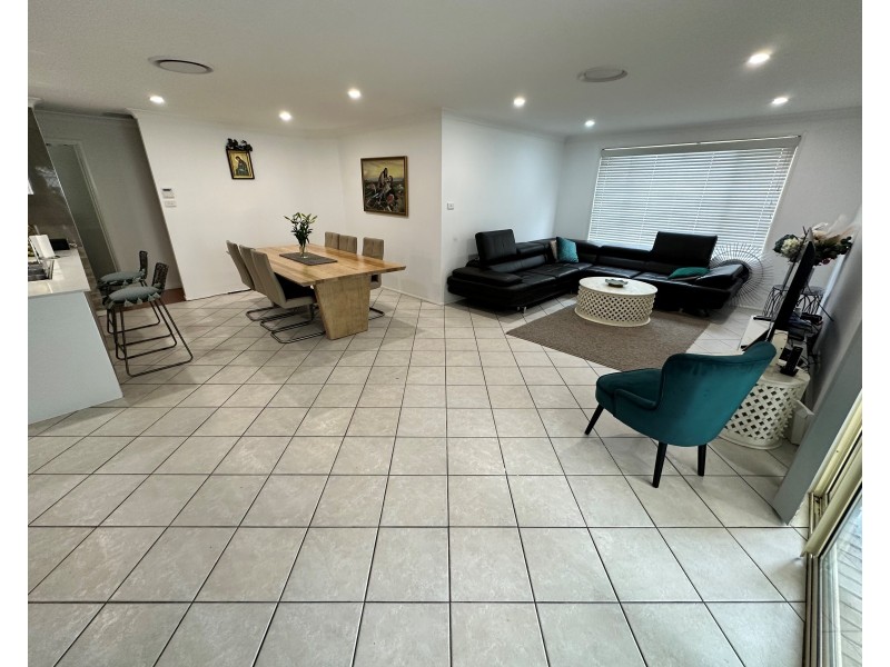 77 Kookaburra Rd, Prestons NSW 2170