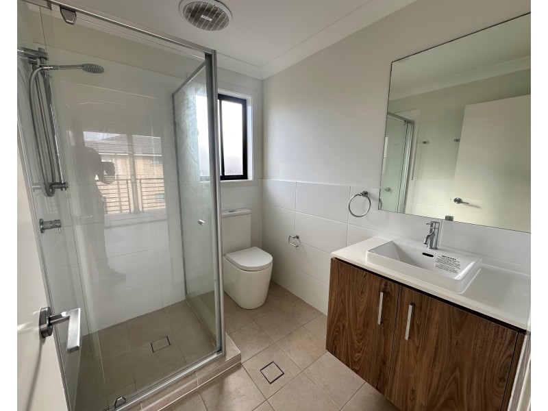 1 Schuppan St, Oran Park NSW 2570