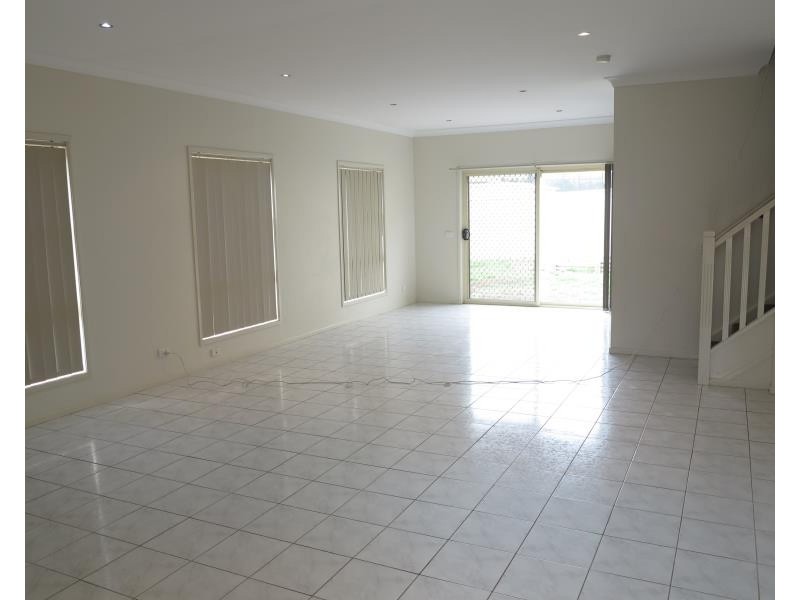 18 Blackburn Ave, West Hoxton NSW 2171