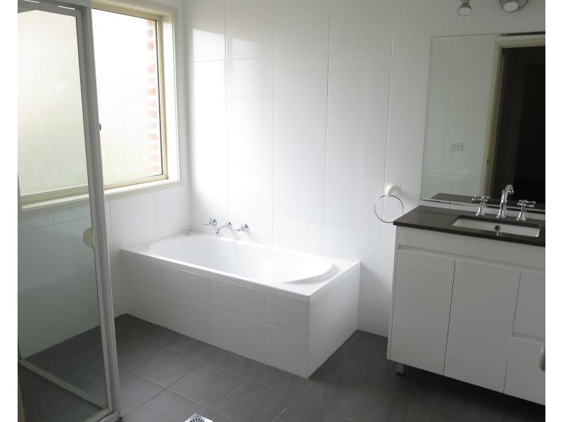 18 Blackburn Ave, West Hoxton NSW 2171