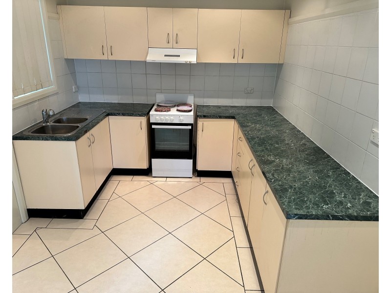 4 Stewart St, Campbelltown NSW 2560