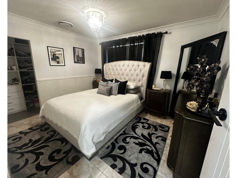 7 Holly Ave, Chipping Norton NSW 2170