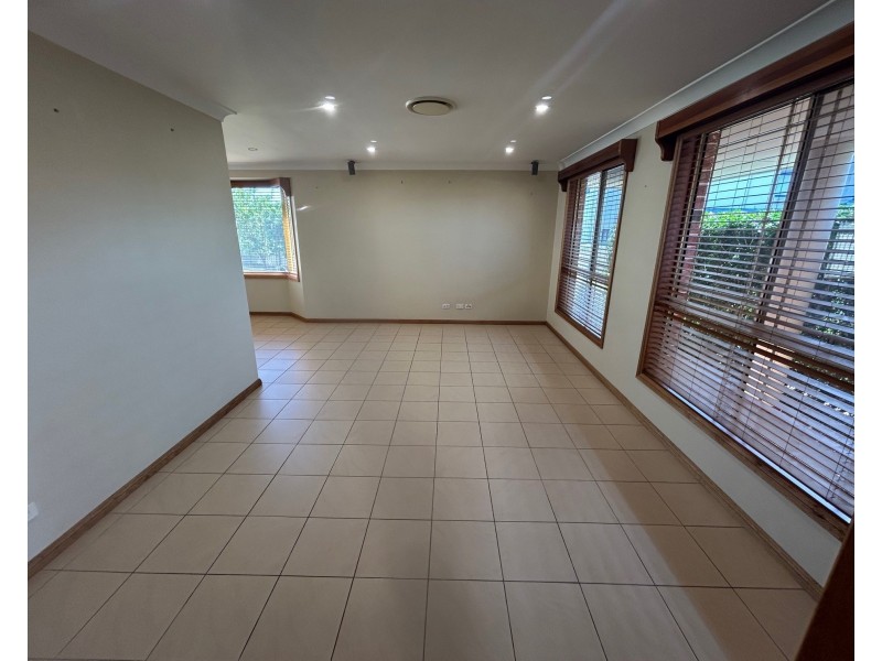 8 Marin Pl, Prestons NSW 2170