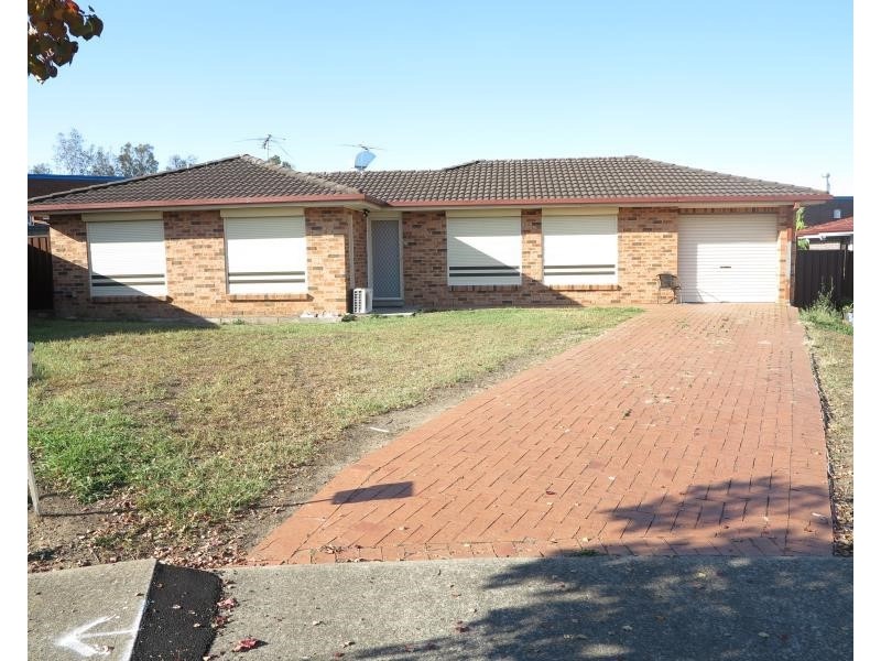 11 Torwood Pl, St Johns Park NSW 2176