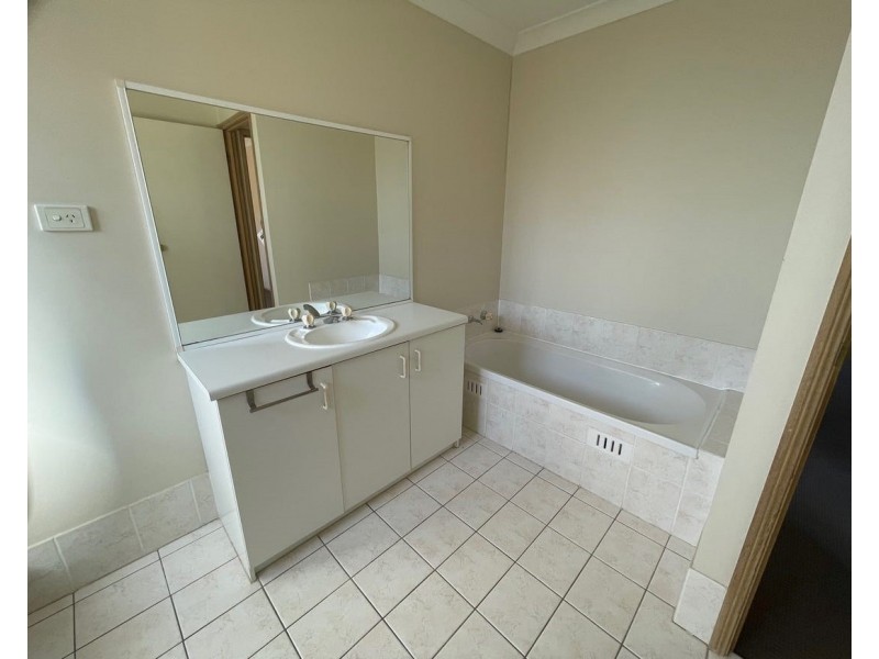 50 Michelago Cct, Prestons NSW 2170