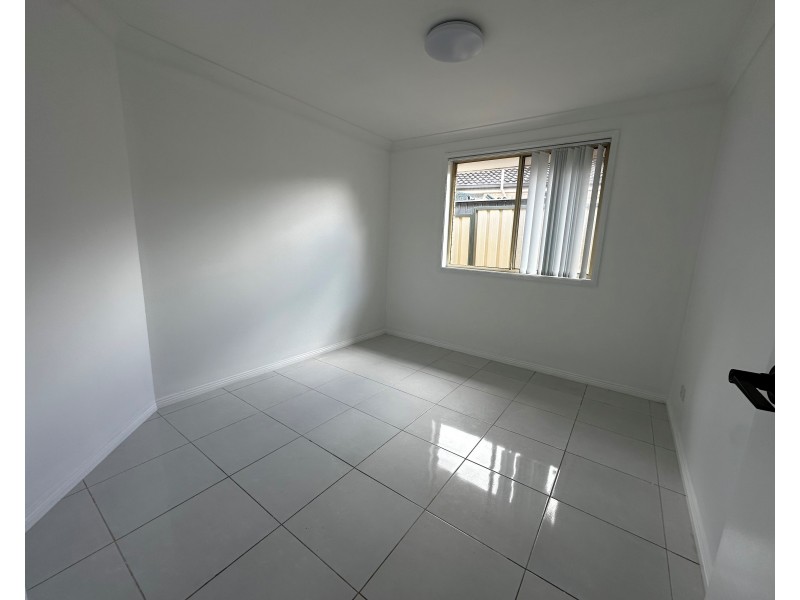 141 Kendall Dr, Casula NSW 2170