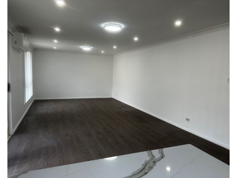 141 Kendall Dr, Casula NSW 2170