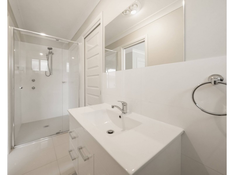 5 Middleton La, Gregory Hills NSW 2557