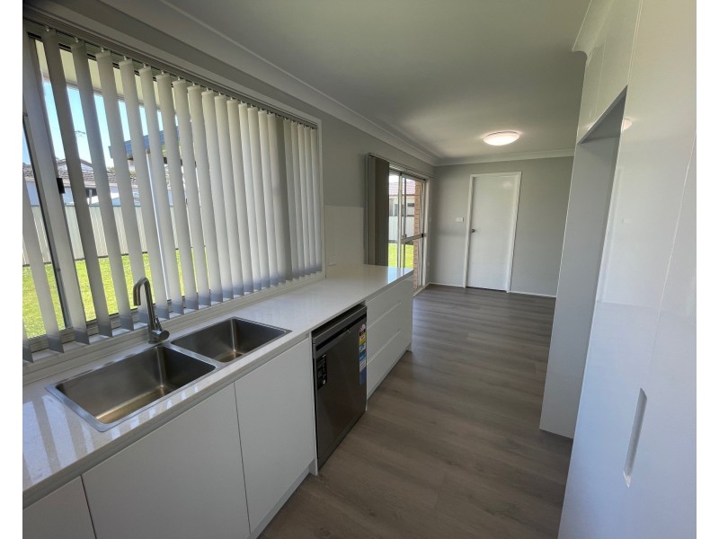 7 Triten Ave, Greenfield Park NSW 2176