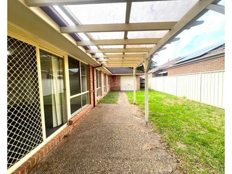 22 Paroo Ct, Wattle Grove NSW 2173