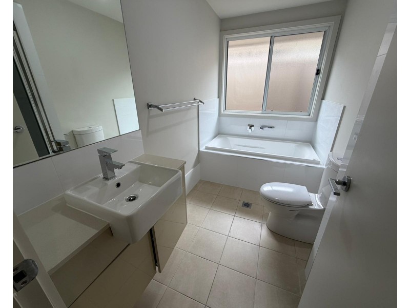 5 Rosecomb Rd, Spring Farm NSW 2570