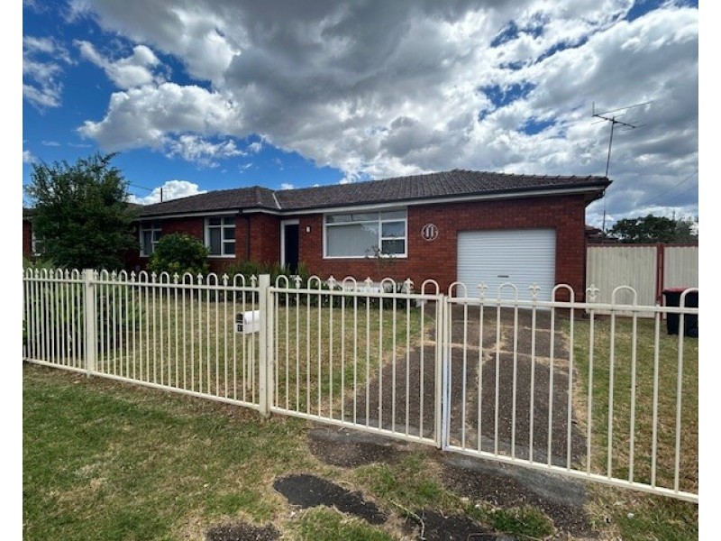 11 Calabro Ave, Lurnea NSW 2170
