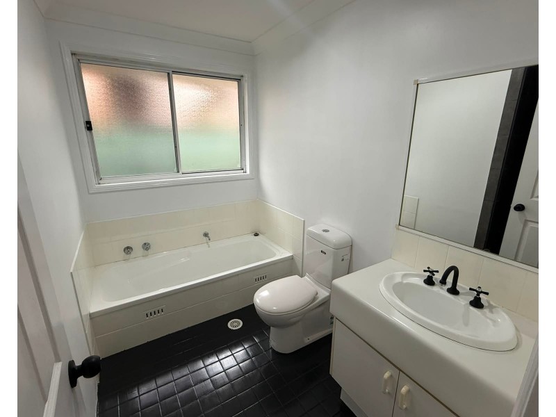 8 Tamworth Cres, Hoxton Park NSW 2171