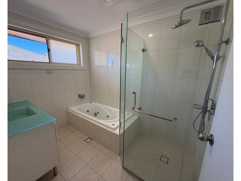 27 Calvados St, Glenfield NSW 2167
