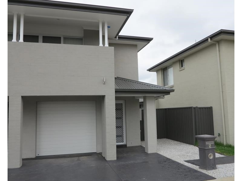 5 Middleton La, Gregory Hills NSW 2557